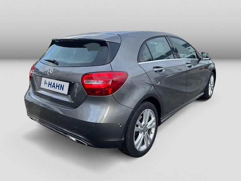 Gebraucht Mercedes A180 Urban 122 PS (89 kW) 2016 Mountaingrau  met. Limousine