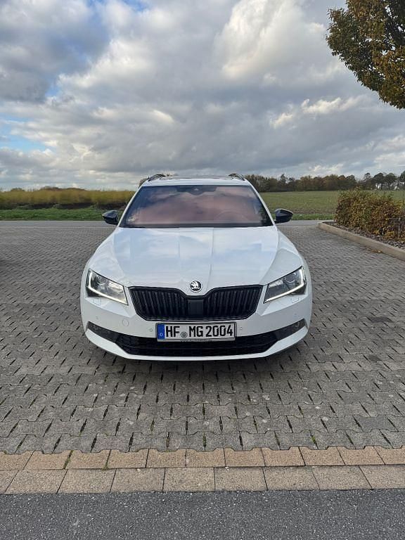 Weiß Gebraucht 2017 Skoda Superb SportLine Kombi | 22.999 € (Teuer) - Bild 1/4