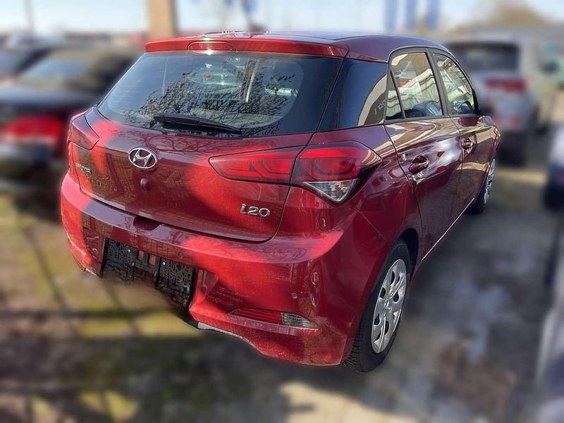 Gebraucht Hyundai i20 Trend 120 PS (88 kW) 2017 Red passion / mic Kleinwagen