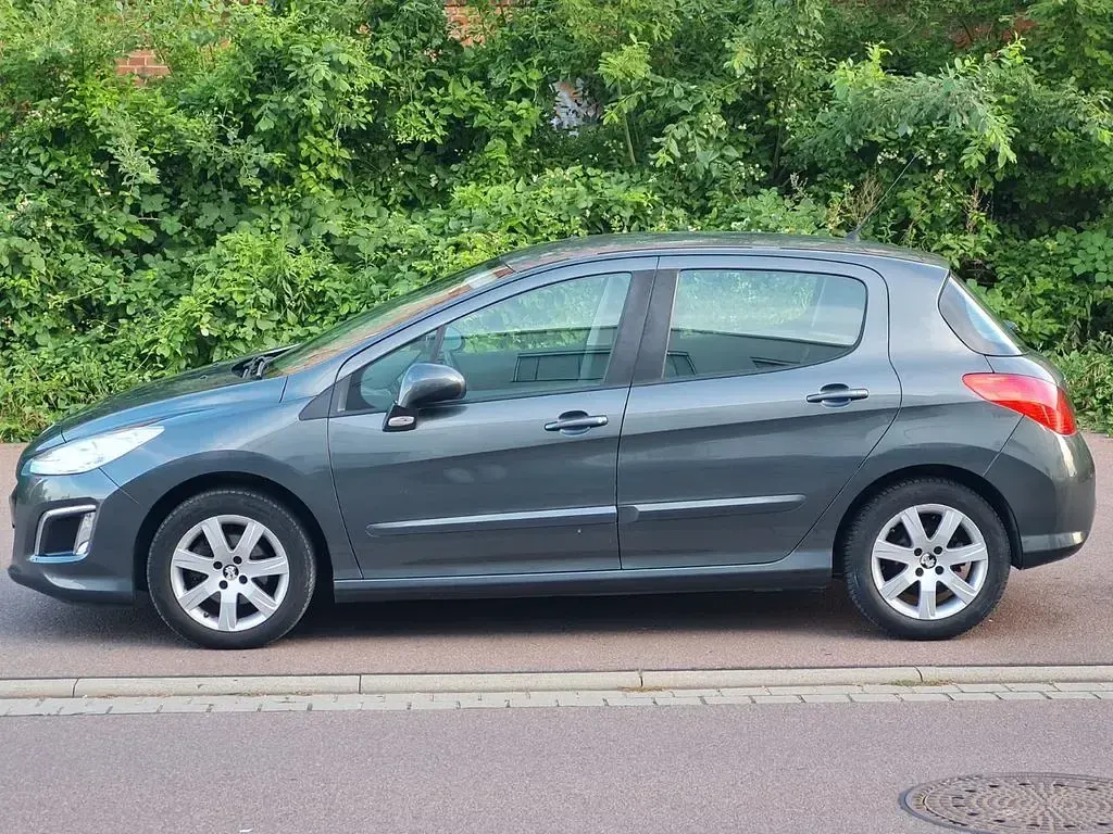 Gebraucht Peugeot 308 120 PS (88 kW) 2012 Grau Limousine