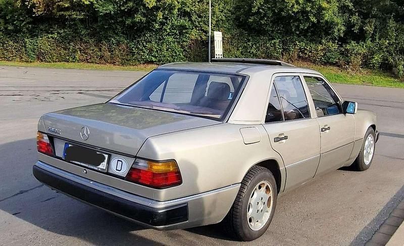 Gebraucht Mercedes E230 132 PS (97 kW) 1990 Grau Limousine