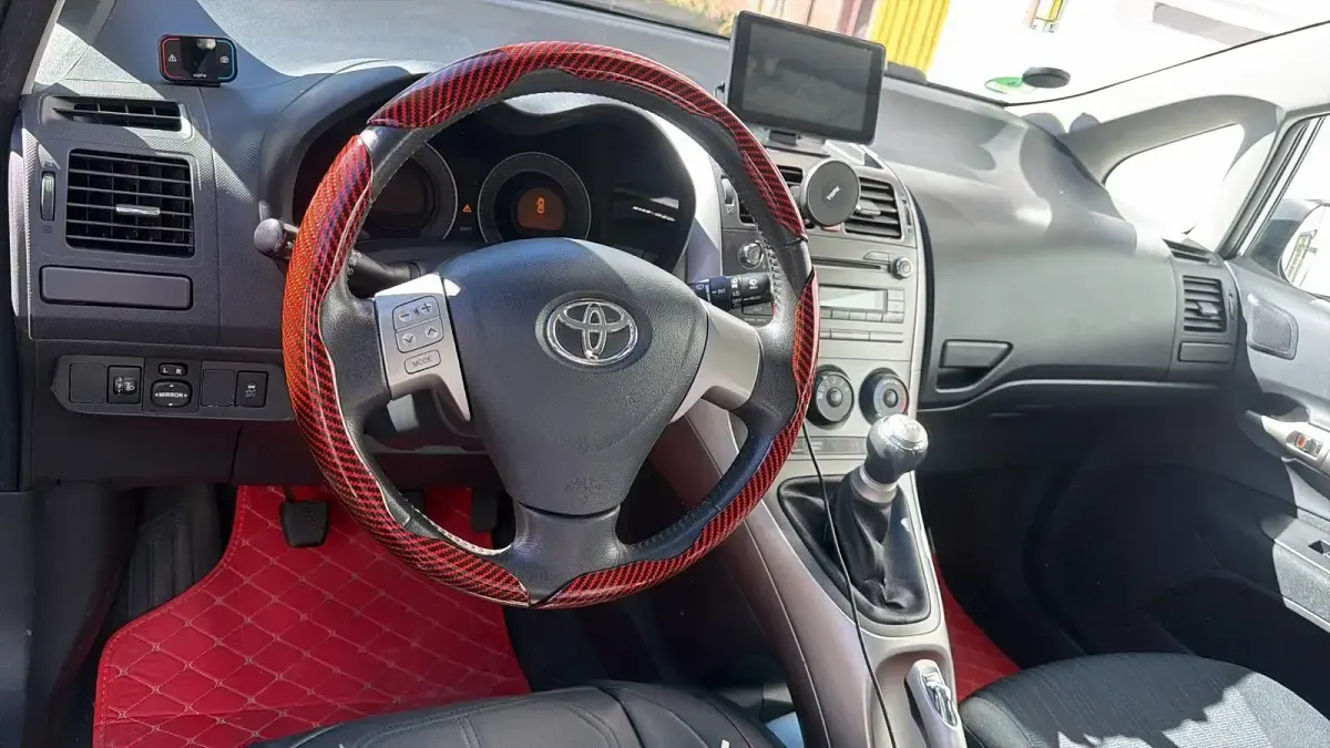 Gebraucht Toyota Auris 96 PS (70 kW) 2008 Silber Kleinwagen