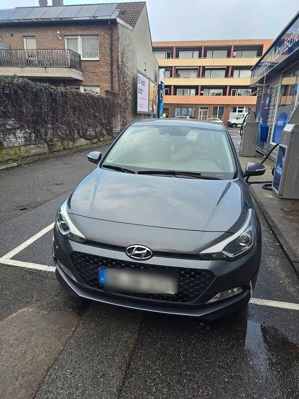 Gebraucht Hyundai i20 Trend 101 PS (74 kW) 2018 Grau Kleinwagen