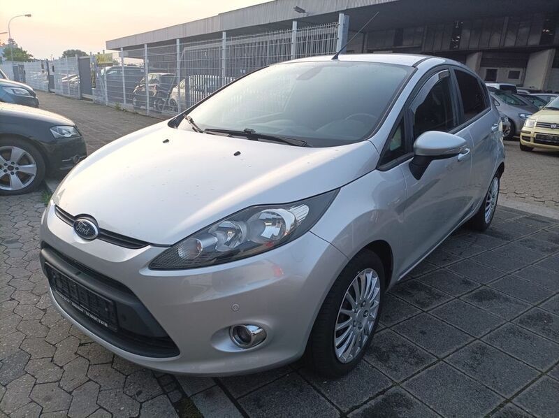 Silber Gebraucht 2012 Ford Fiesta Trend Kleinwagen | 3.000 € (Fairer Preis) - Bild 1/4