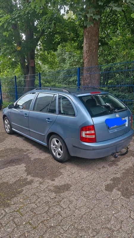 Grau Gebraucht 2007 Skoda Fabia Kleinwagen | 2.100 € (Etwas zu teuer) - Bild 1/4