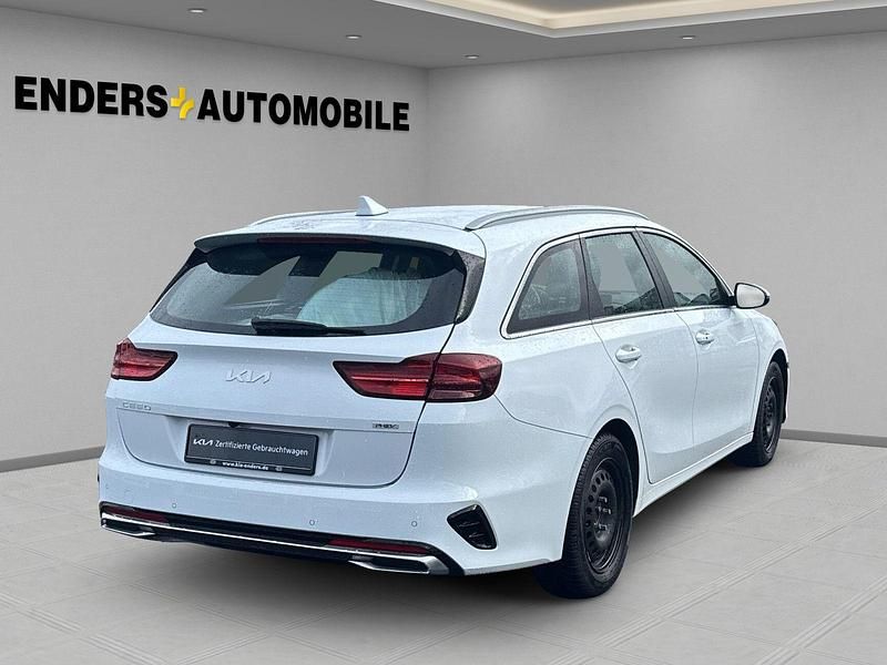 Gebraucht Kia Ceed Spirit 141 PS (103 kW) 2022 (wd) cararraweiss Kleinwagen