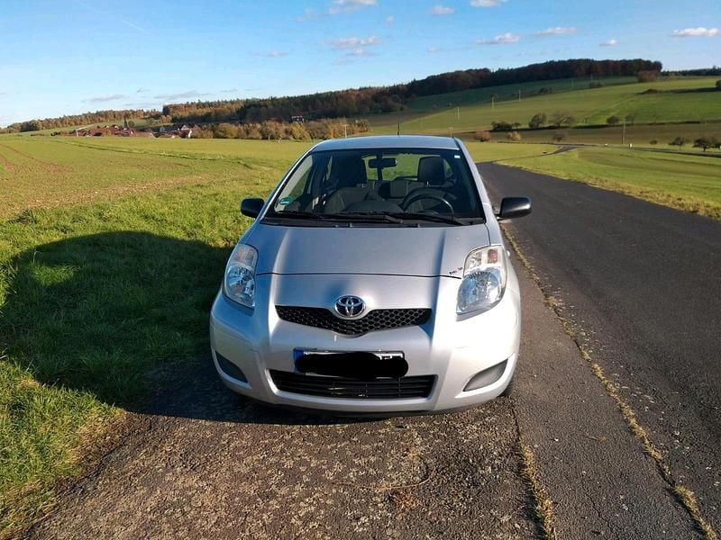 Silber Gebraucht 2009 Toyota Yaris Kleinwagen | 2.500 € (Fairer Preis) - Bild 1/4