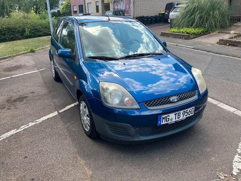Blau Gebraucht 2007 Ford Fiesta Ambiente Kleinwagen | 700 € (Superpreis) - Bild 1/4