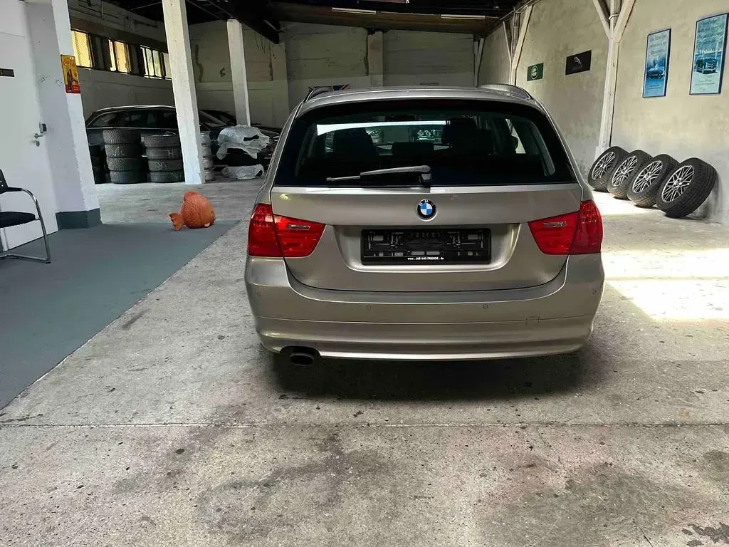 Gebraucht BMW 318 Sport Line 143 PS (105 kW) 2012 Grau Kombi