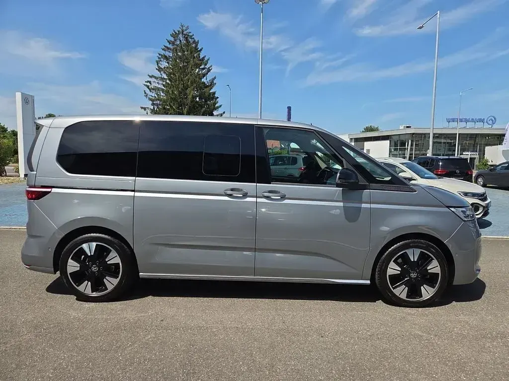 Gebraucht VW Multivan Life 150 PS (110 kW) 2025 Silber metallic Van / Kleinbus