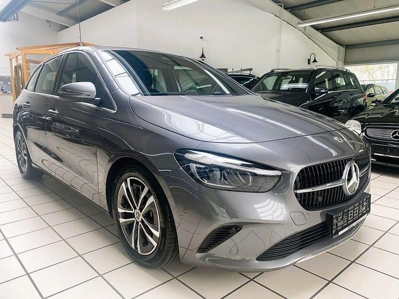 Gebraucht Mercedes B200 163 PS (119 kW) 2024 Grau Van / Kleinbus