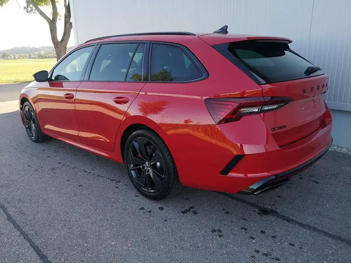 Neu Skoda Octavia RS 325 PS (239 kW) 2025 Velvetrot metallic Kombi