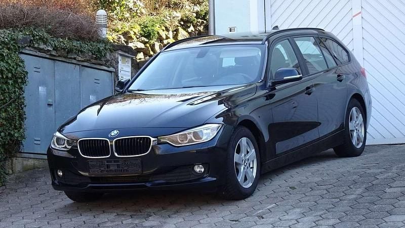 Gebraucht BMW 320 Sport Line 184 PS (135 kW) 2012 Black sapphire Kombi