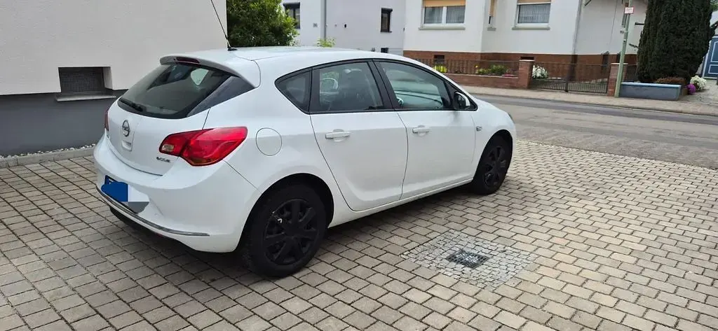 Gebraucht Opel Astra S 101 PS (74 kW) 2013 Weiß Limousine