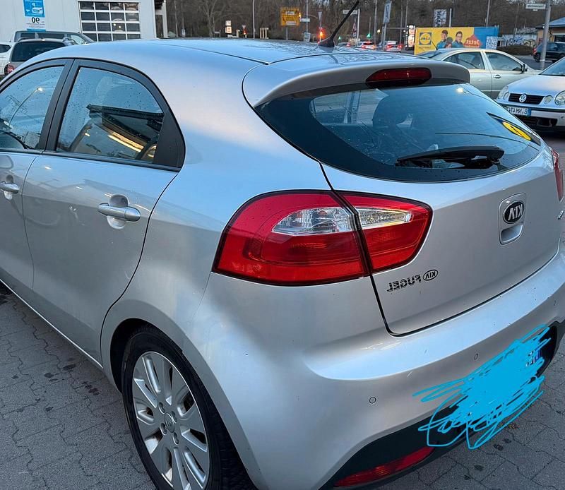 Gebraucht Kia Rio 85 PS (62 kW) 2013 Silber Kleinwagen