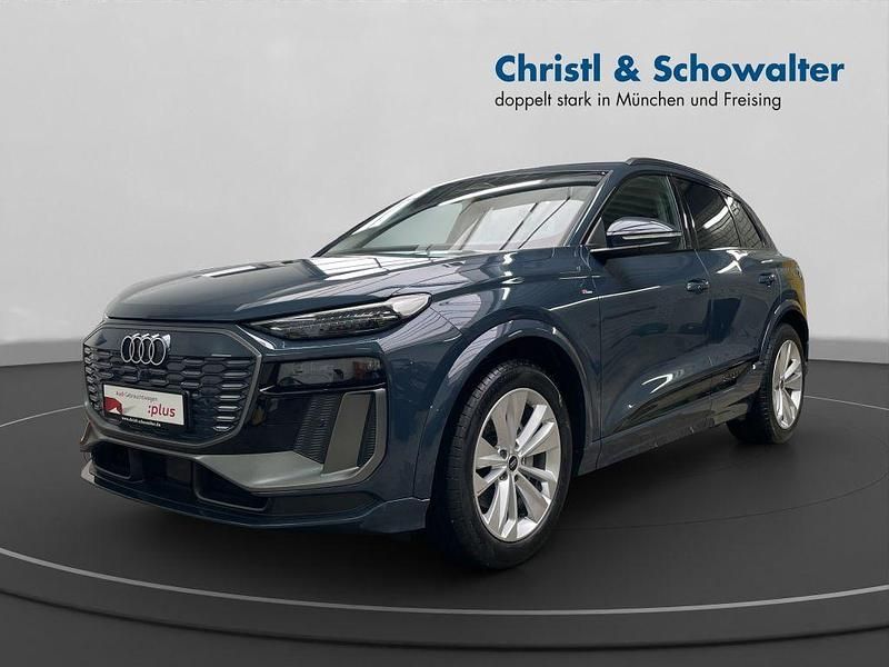 Plasmablau metallic Gebraucht 2025 Audi Q6 e-tron Performance SUV | 67.502 € (Fairer Preis) - Bild 1/4