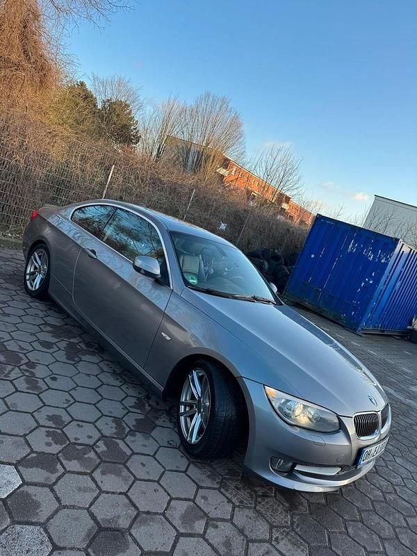 Grau Gebraucht 2012 BMW 335 Coupé | 10.800 € (Superpreis) - Bild 1/4