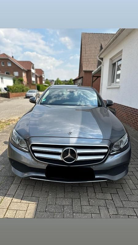 Grau Gebraucht 2018 Mercedes E400 Limousine | 21.500 € (Teuer) - Bild 1/4