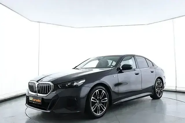Gebraucht BMW 520 M Sport 197 PS (144 kW) 2025 Grau Limousine