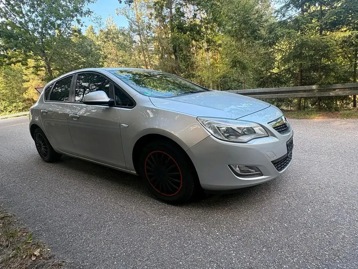 Gebraucht Opel Astra 110 PS (80 kW) 2012 Limousine