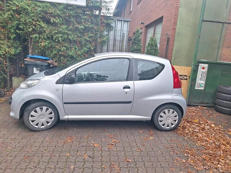Gebraucht Peugeot 107 68 PS (50 kW) 2008 Silber Kleinwagen