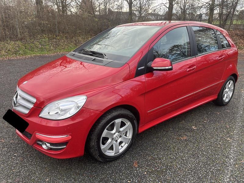 Rot Gebraucht 2009 Mercedes B180 Van / Kleinbus | 4.800 € (Fairer Preis) - Bild 1/4