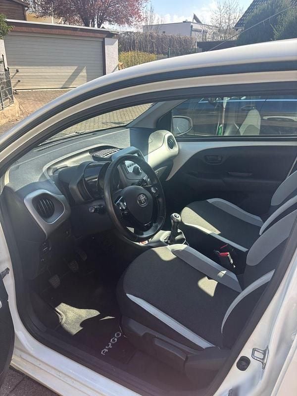 Gebraucht Toyota Aygo X-play 69 PS (50 kW) 2015 Weiß Kleinwagen