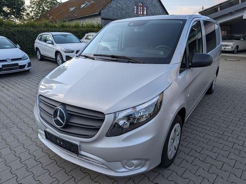 Brillantsilber Gebraucht 2023 Mercedes Vito Van / Kleinbus | 30.900 € (Fairer Preis) - Bild 1/4