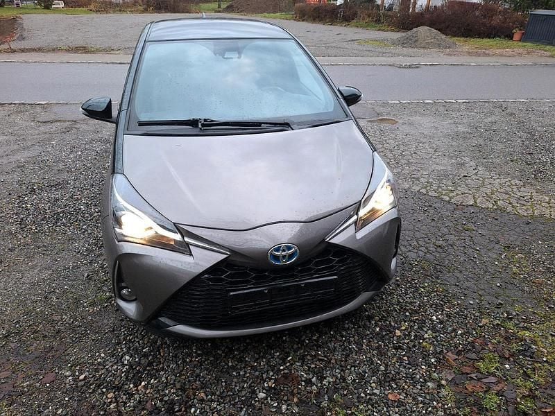 Grau Gebraucht 2020 Toyota Yaris Kleinwagen | 14.500 € (Guter Preis) - Bild 1/4