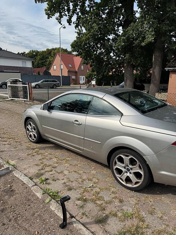 Grau Gebraucht 2010 Ford Focus Cabriolet Cabrio | 3.050 € - Bild 1/4