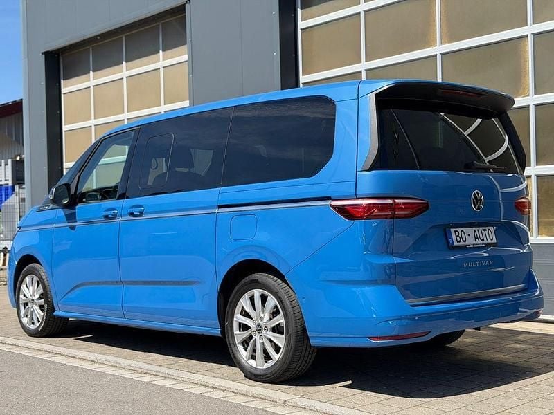 Gebraucht VW Multivan Style 150 PS (110 kW) 2024 Medium blue metallic Van / Kleinbus