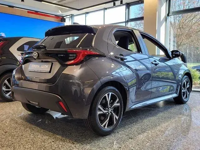 Gebraucht Toyota Yaris Hybrid Plus 116 PS (85 kW) 2024 Grau Limousine