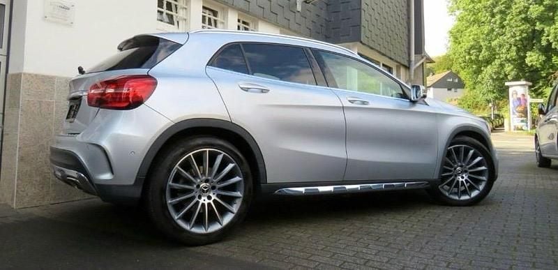 Gebraucht Mercedes GLA250 AMG line 211 PS (155 kW) 2019 Silber SUV