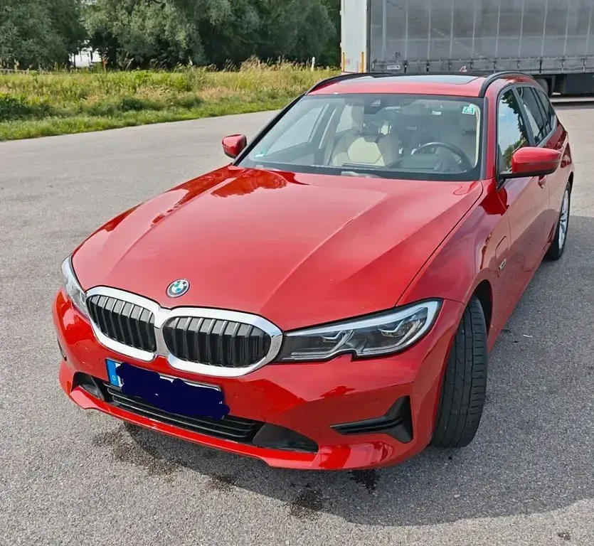 Gebraucht BMW 330e Advantage 292 PS (214 kW) 2022 Rot Kombi