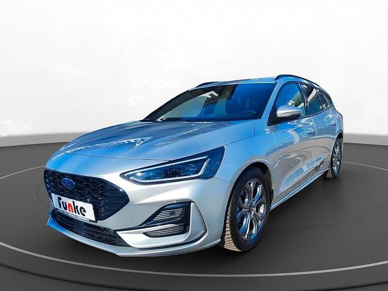 Silber Gebraucht 2023 Ford Focus ST-Line Limousine | 21.990 € (Superpreis) - Bild 1/4