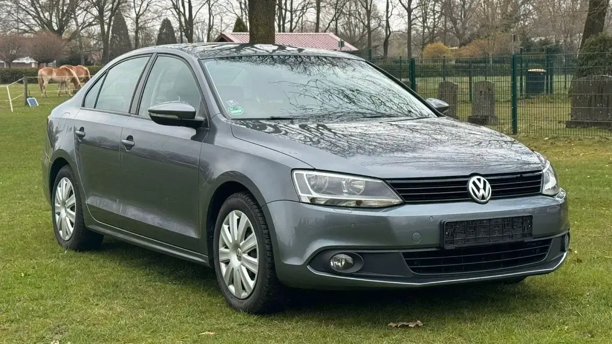 Używany VW Jetta 105 KM (77 kW) 2011 Szary Sedan/Limuzyna