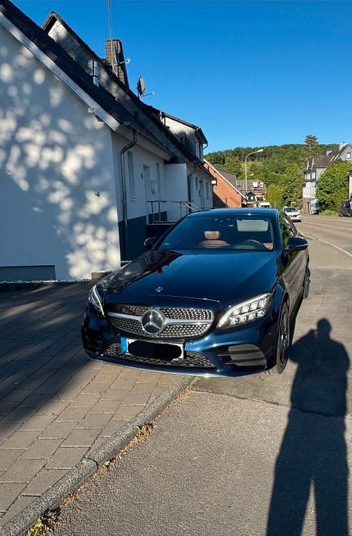 Blau Gebraucht 2019 Mercedes C220 AMG Limousine | 26.500 € (Etwas zu teuer) - Bild 1/4