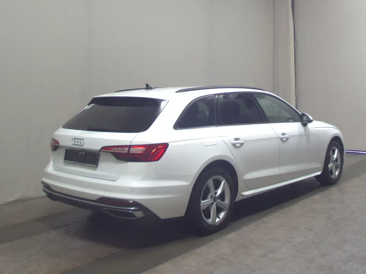Używany Audi A4 Advanced 163 KM (119 kW) 2023 Biały Kombi