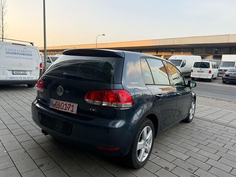 Gebraucht VW Golf VI Team 122 PS (89 kW) 2010 Blau Kleinwagen