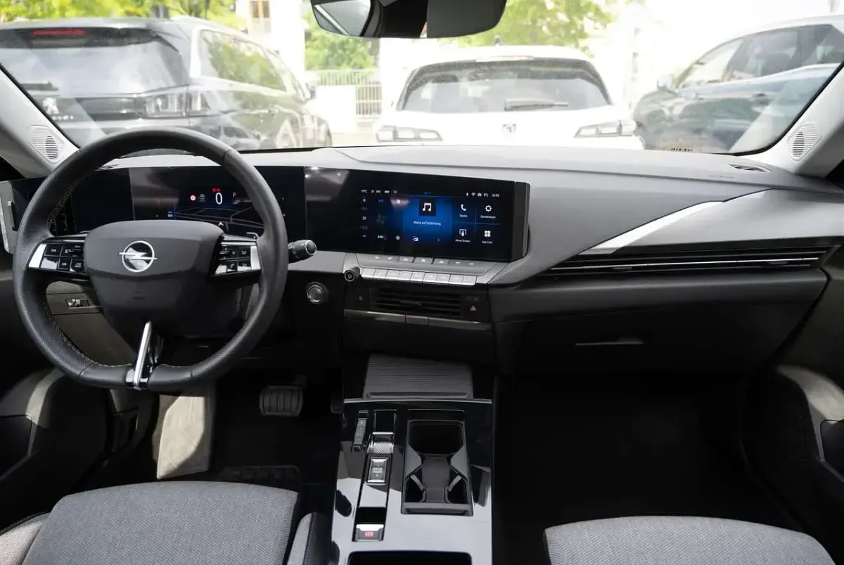Używany Opel Astra Elegance 131 KM (96 kW) 2024 Srebrny Hatchback