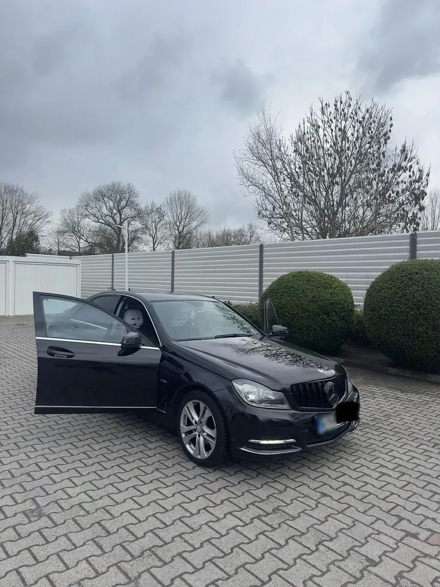 Gebraucht Mercedes C180 156 PS (114 kW) 2011 Schwarz Limousine