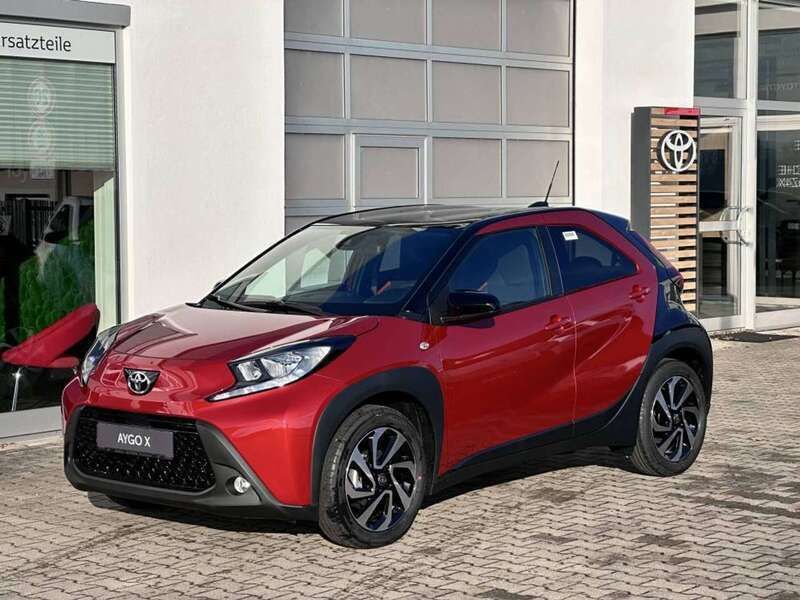 Chili red / dach schwarz Gebraucht 2024 Toyota Aygo Team Kleinwagen | 18.800 € (Teuer) - Bild 1/4