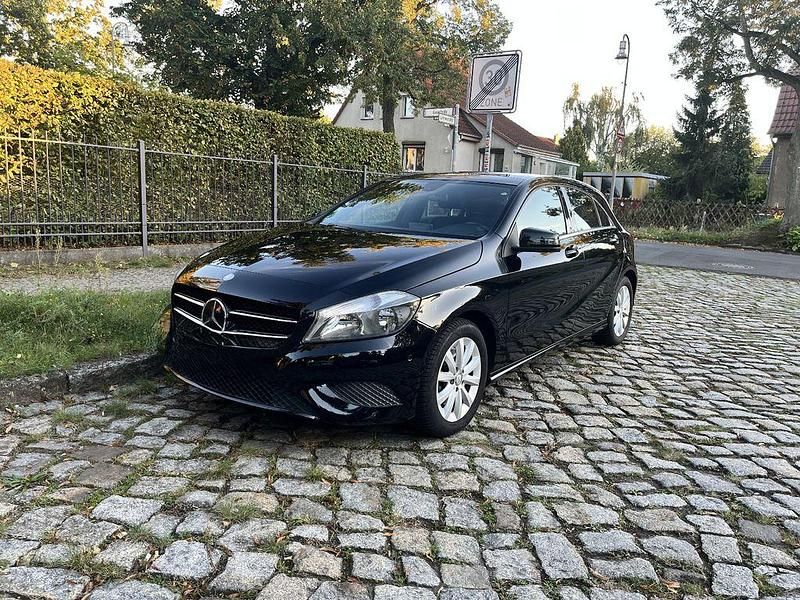 Schwarz Gebraucht 2014 Mercedes A180 Limousine | 14.300 € (Etwas zu teuer) - Bild 1/4