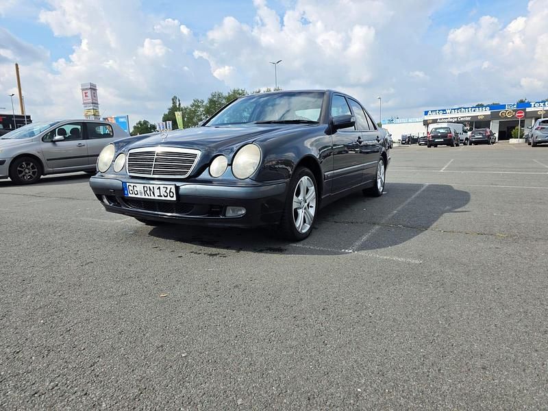 Grün Gebraucht 2000 Mercedes E220 Classic Limousine | 3.500 € - Bild 1/4