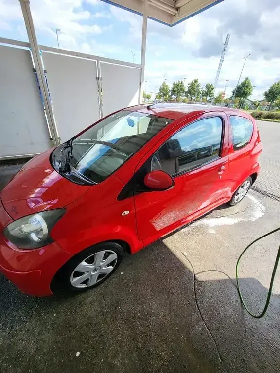 Gebraucht Toyota Aygo 68 PS (50 kW) 2009 Rot Kleinwagen