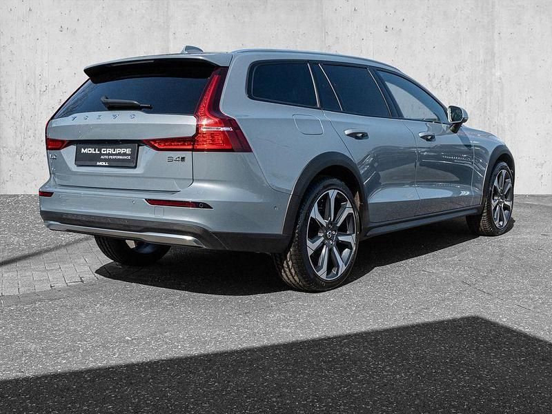 Gebraucht Volvo V60 CC Plus 197 PS (144 kW) 2024 Thunder grey / metallic Kombi