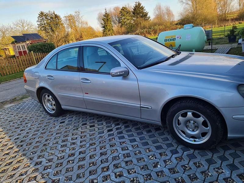 Silber Gebraucht 2003 Mercedes E200 Classic Limousine | 4.550 € (Fairer Preis) - Bild 1/4