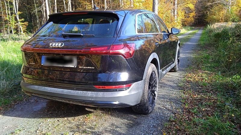 Gebraucht Audi e-tron Premium 230 kW (313 PS) 2021 Schwarz SUV