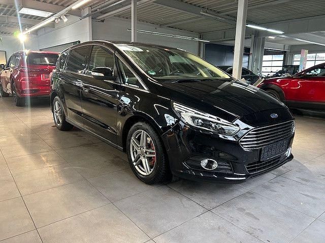 Używany Ford S-MAX Titanium 239 KM (175 kW) 2017 Czarny Minivan