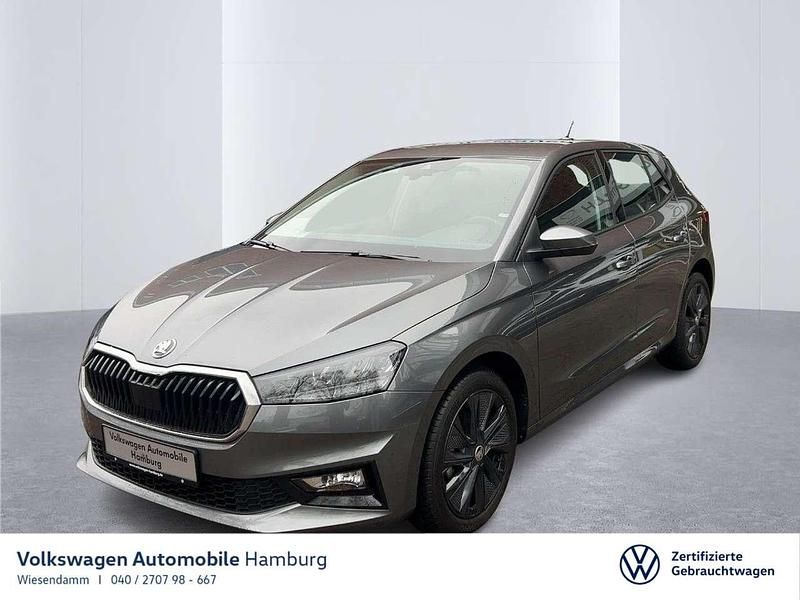 Graphitegrau metallic (metallic) Gebraucht 2024 Skoda Fabia Selection Limousine | 21.950 € (Fairer Preis) - Bild 1/4